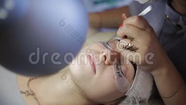 首席美容师在手术后使用<strong>雾化</strong>器，睫毛扩展。 睫毛延长的程序